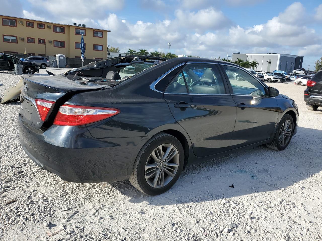 2016 Toyota Camry Se - Фото 3