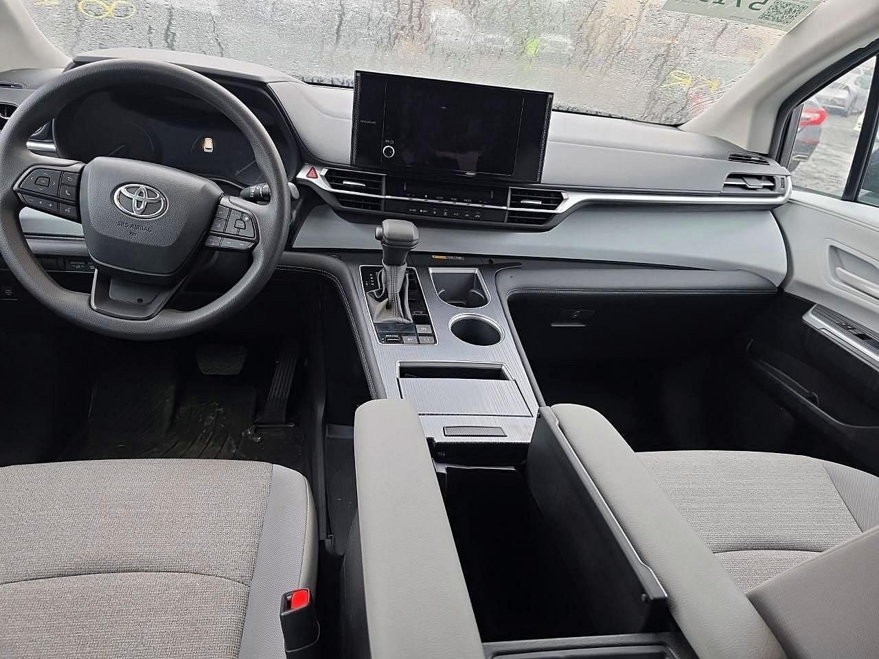 2025 Toyota Sienna Le - Image 7