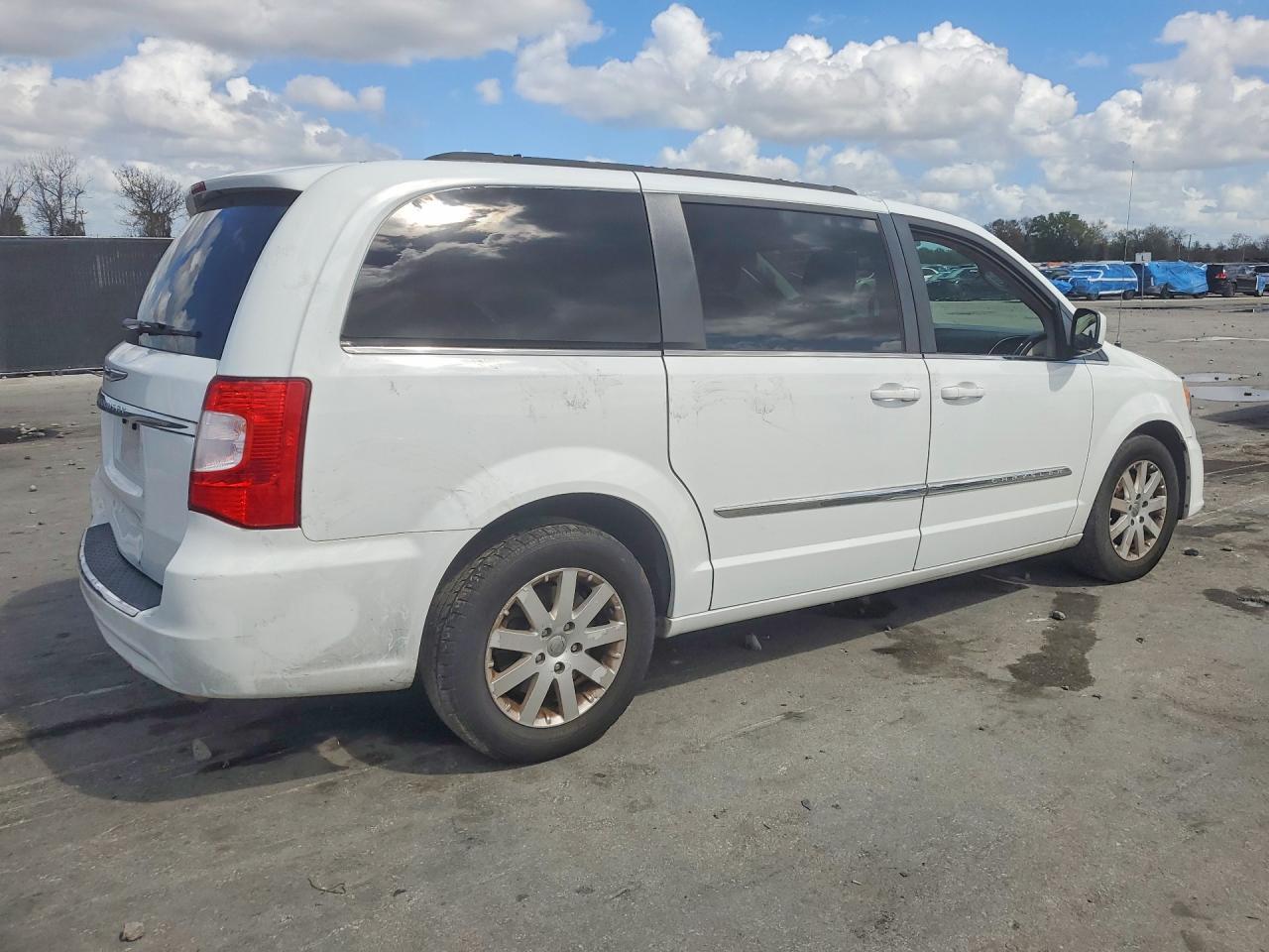 2016 Chrysler Town & Country Touring - Image 3