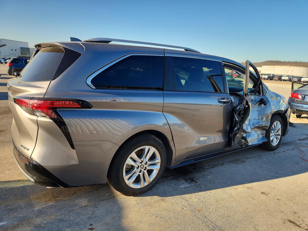 2026 Toyota Sienna Limited 7-Passenger - Фото 3