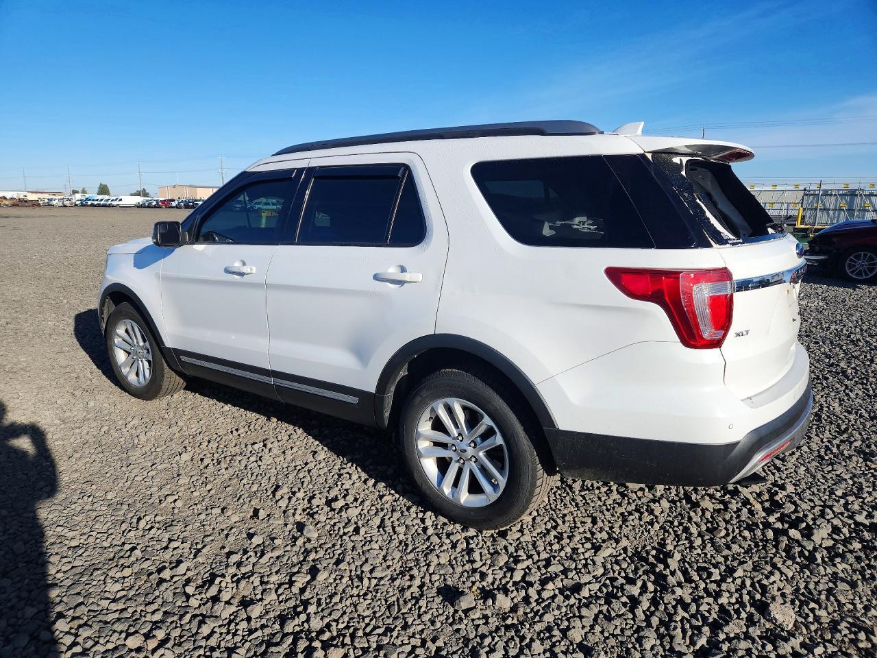 2017 Ford Explorer Xlt - Image 2