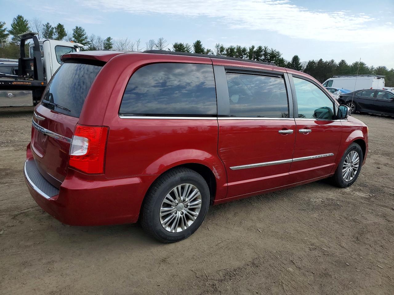 2013 Chrysler Town & Country Touring L - Фото 3
