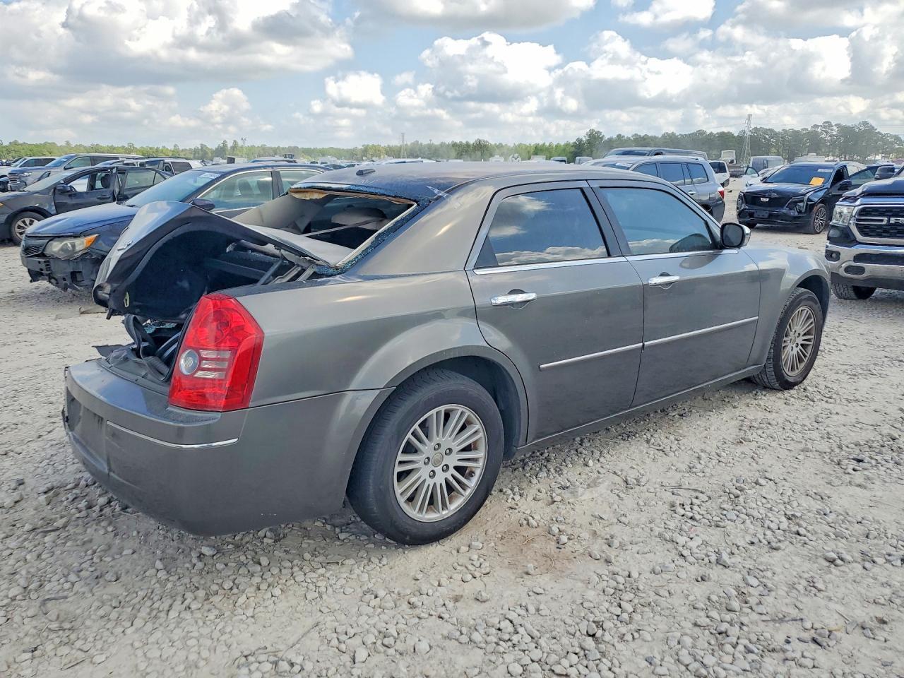 2010 Chrysler 300 Touring - Image 3