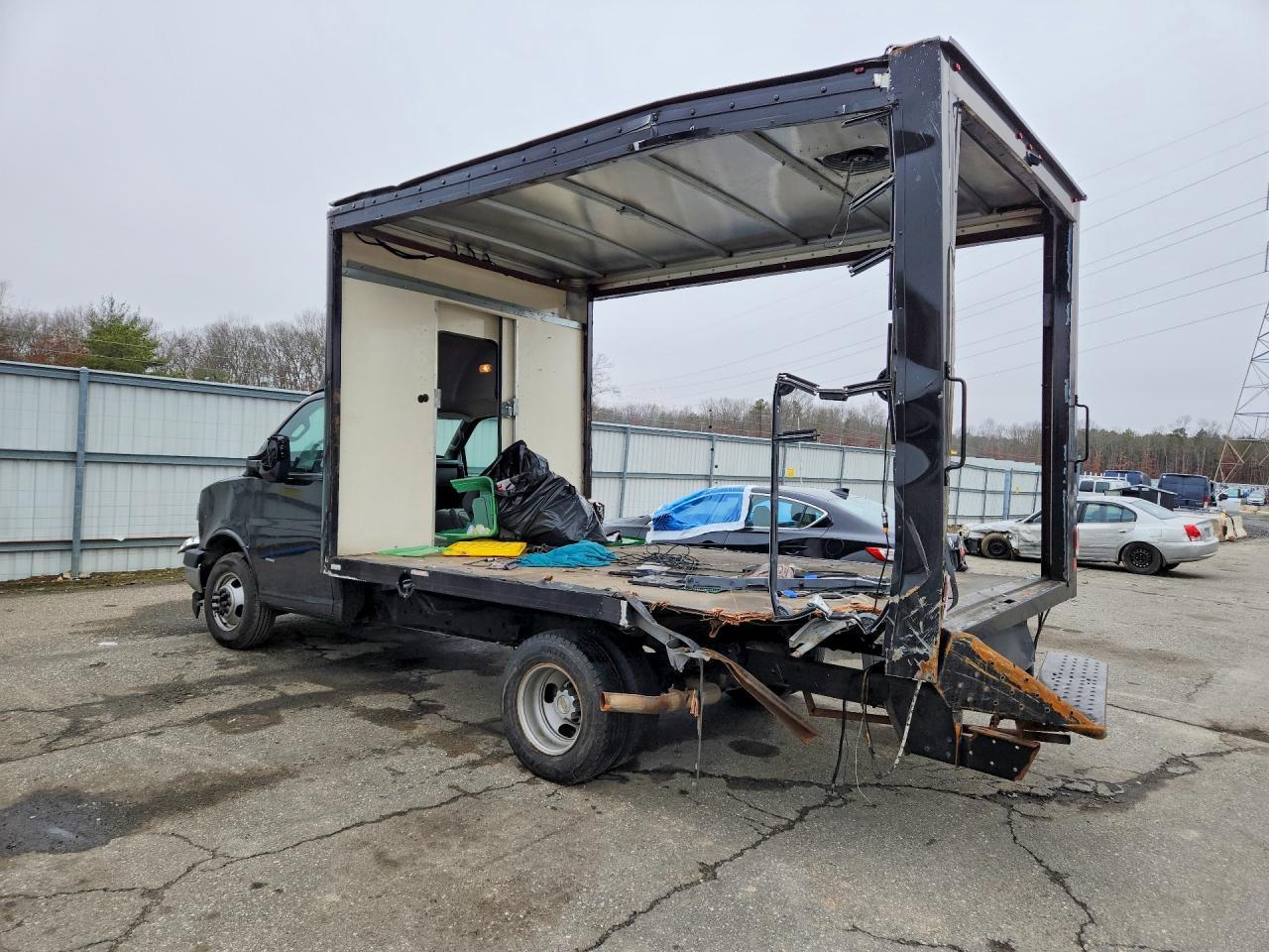 2023 Chevyy Express G3500 Box Truck ** R & D * Pri Fleet ** - Image 2