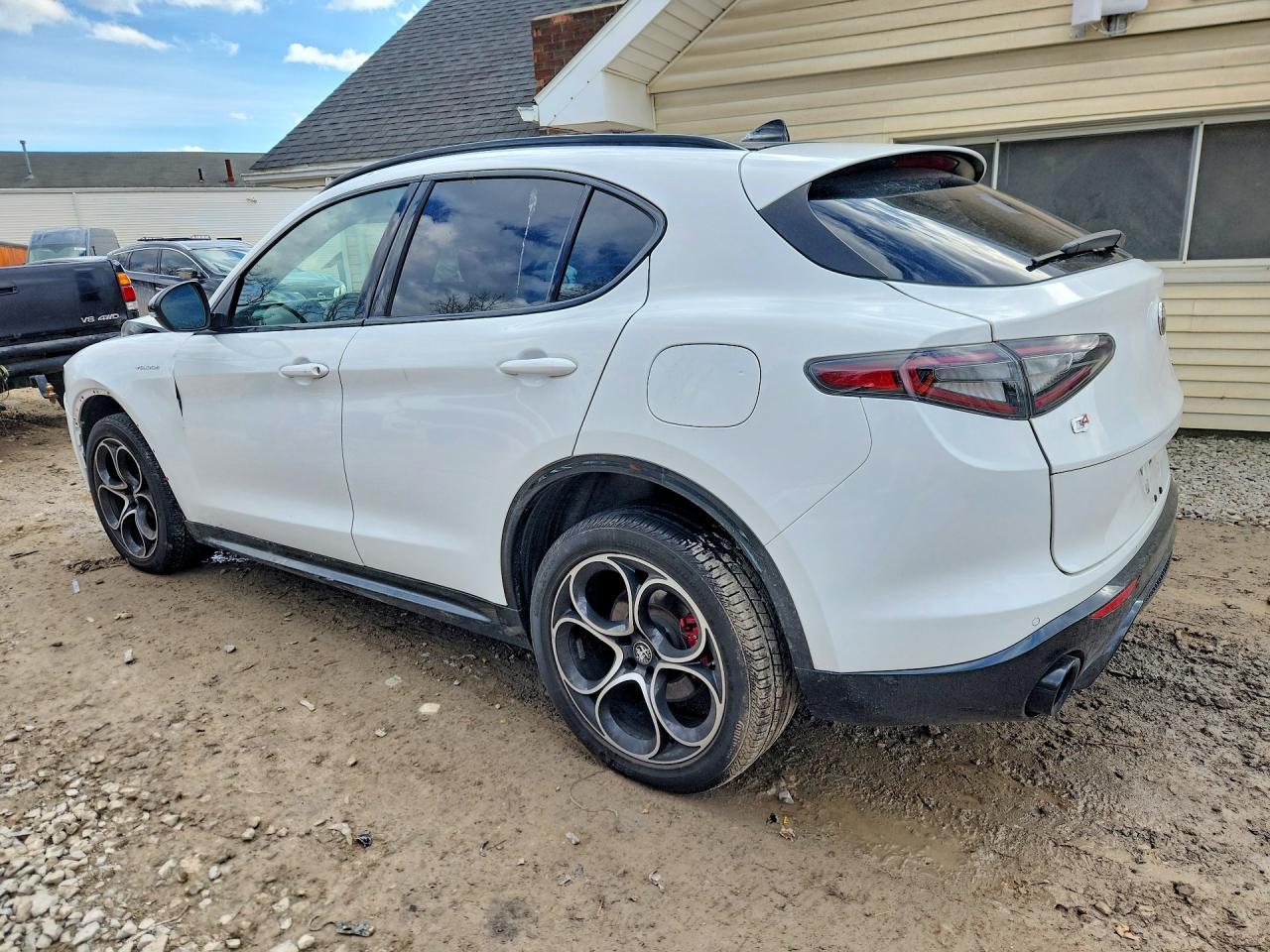 2024 Alfa Romeo Stelvio Ti - Image 2