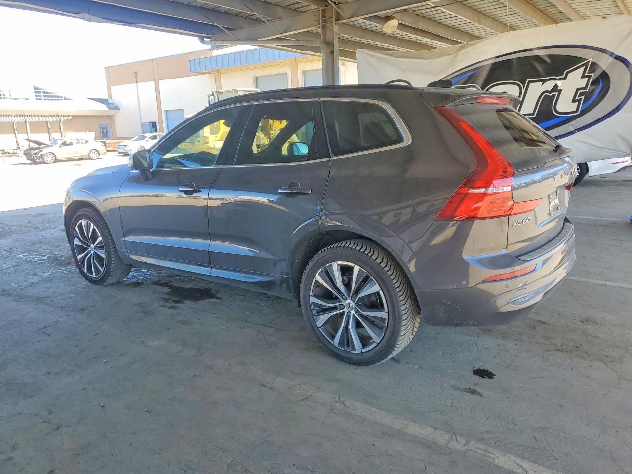 2022 Volvo Xc60 B5 Momentum - Image 2