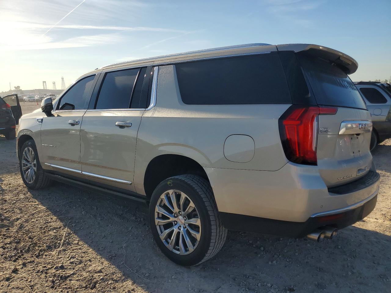 2023 GMC Yukon Xl Denali - Image 2