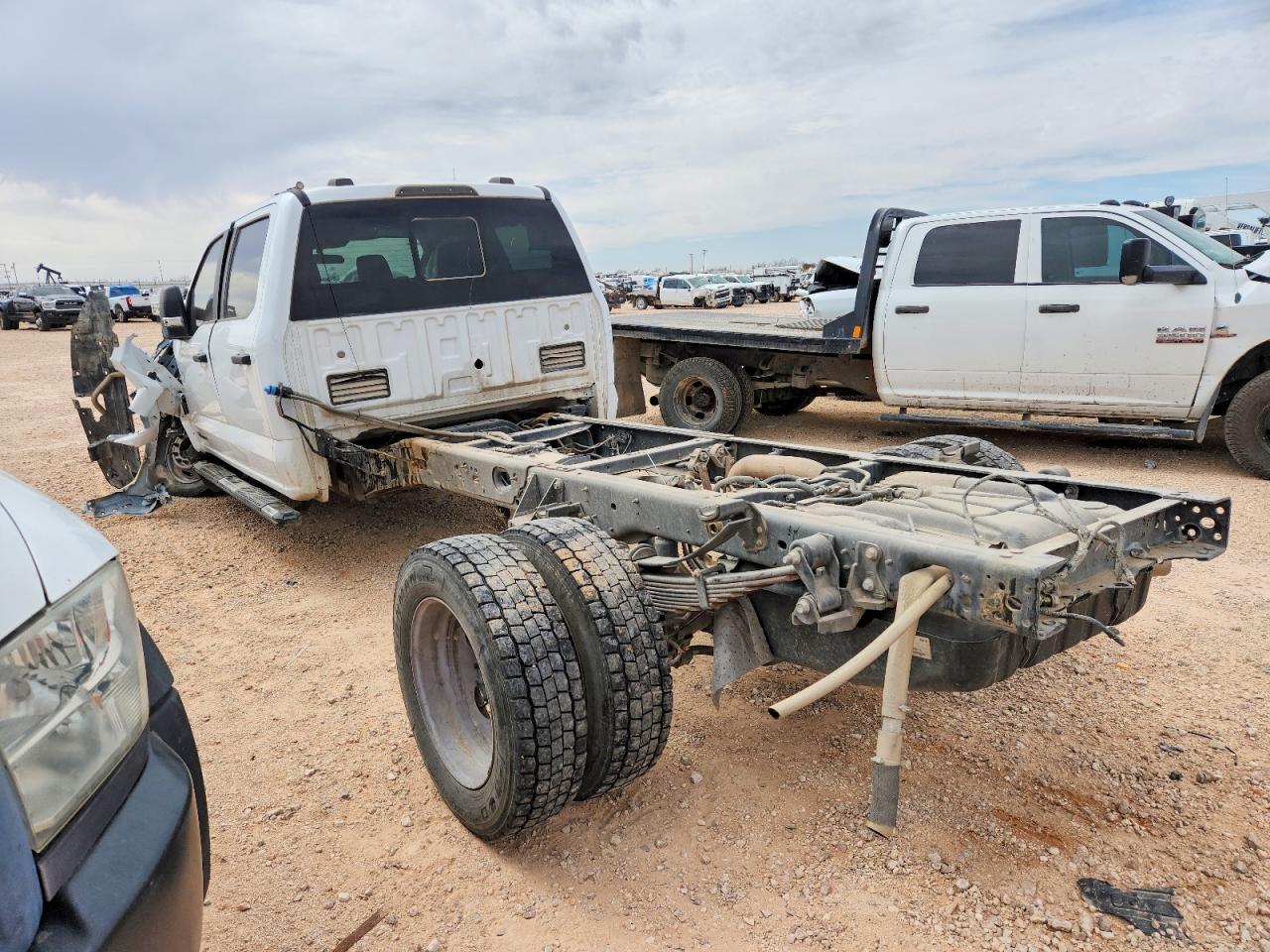 2023 Ford F550 Super Duty Truck Cab And Chassis - Фото 3
