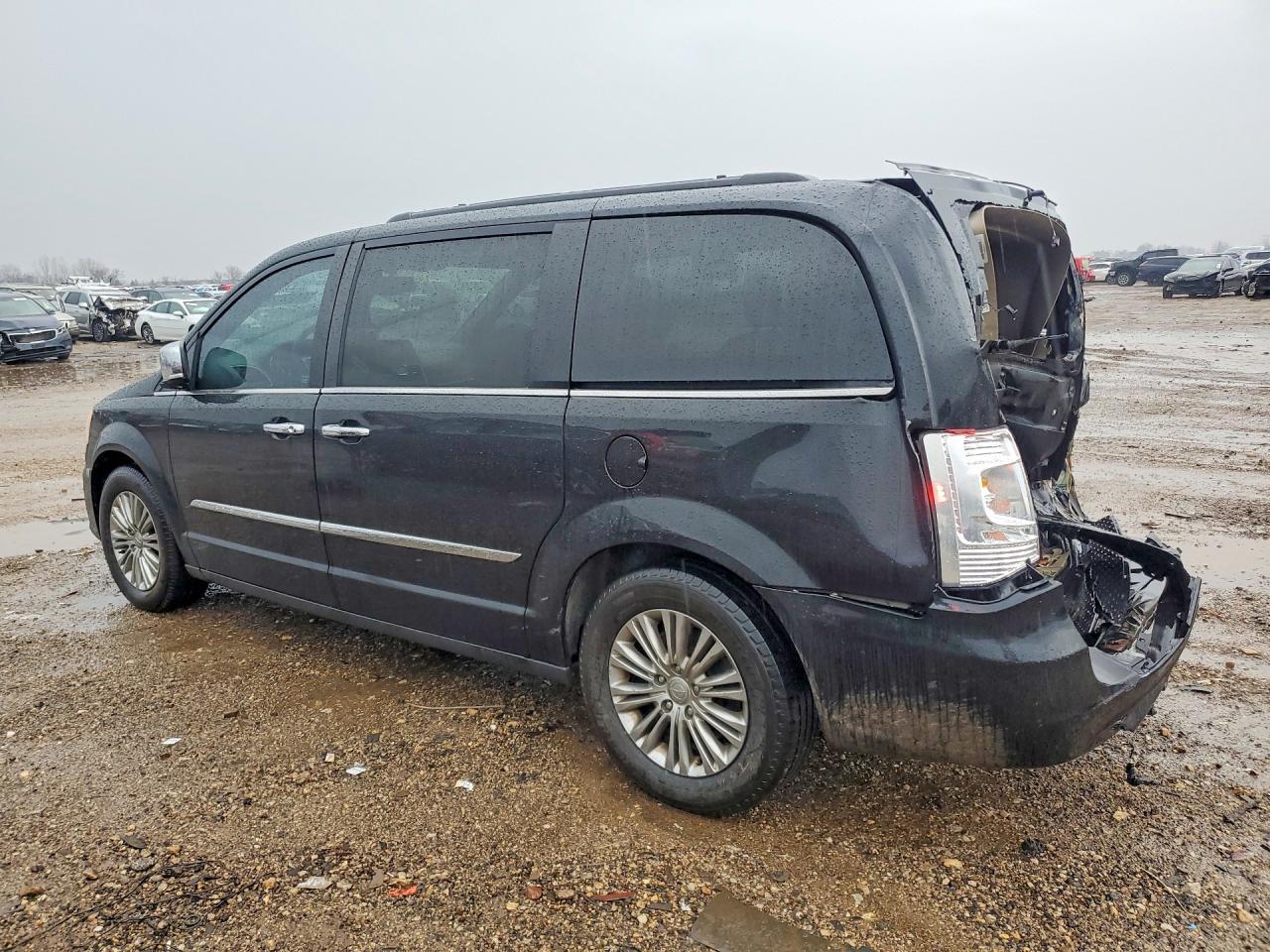 2016 Chrysler Town & Country Touring L - Фото 2
