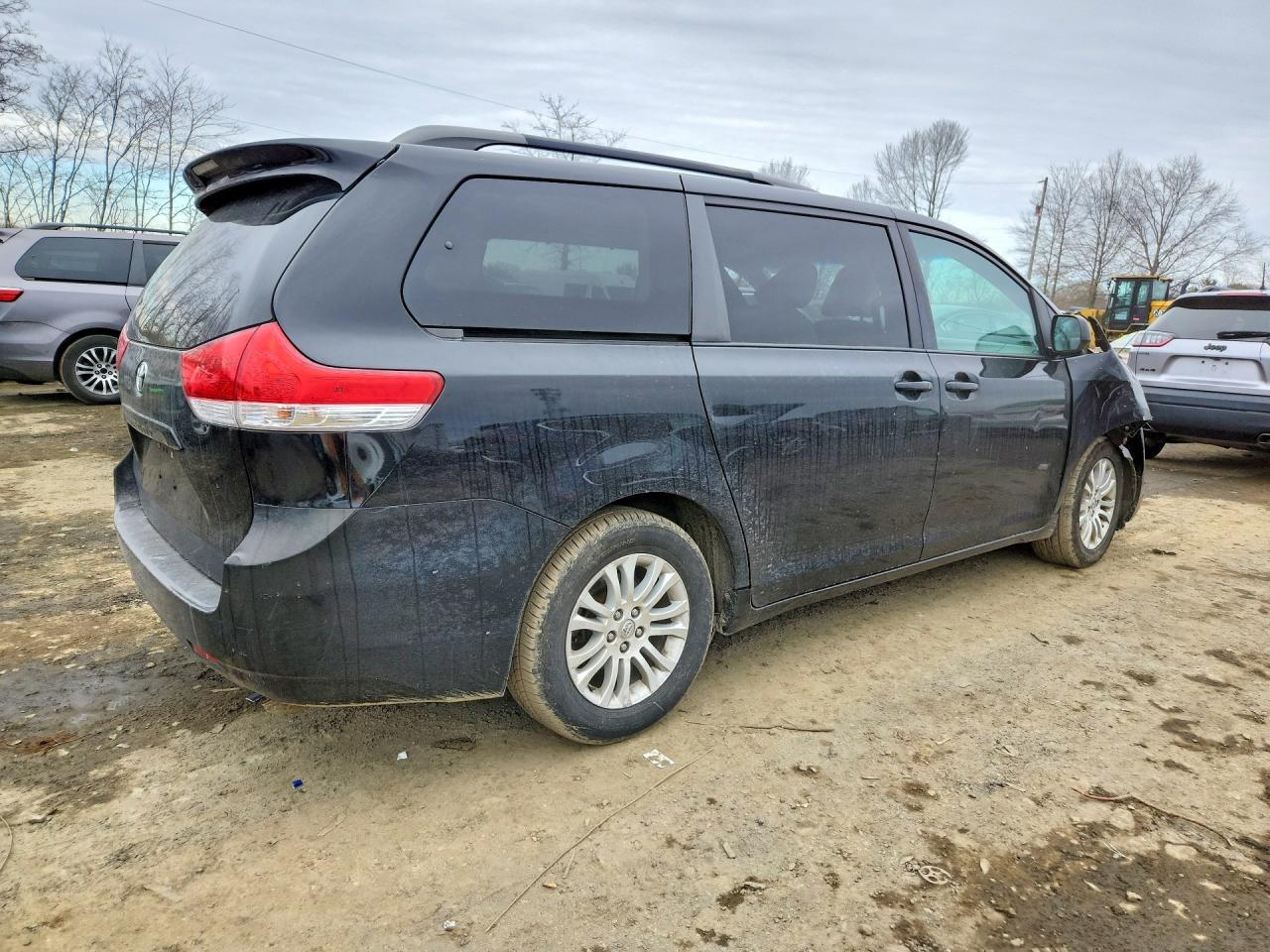 2013 Toyota Sienna - Фото 3