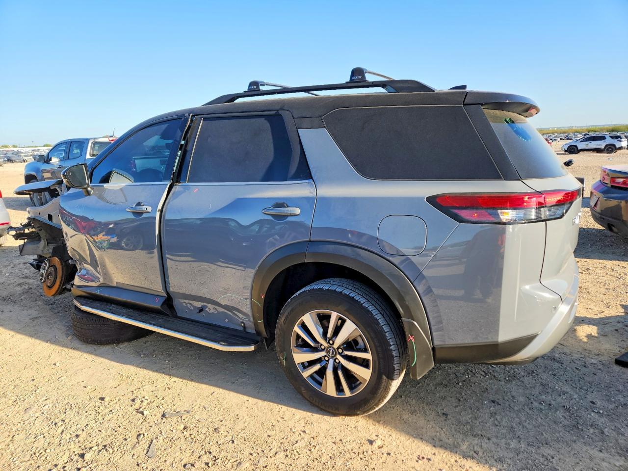 2024 Nissan Pathfinder Sl - Image 2