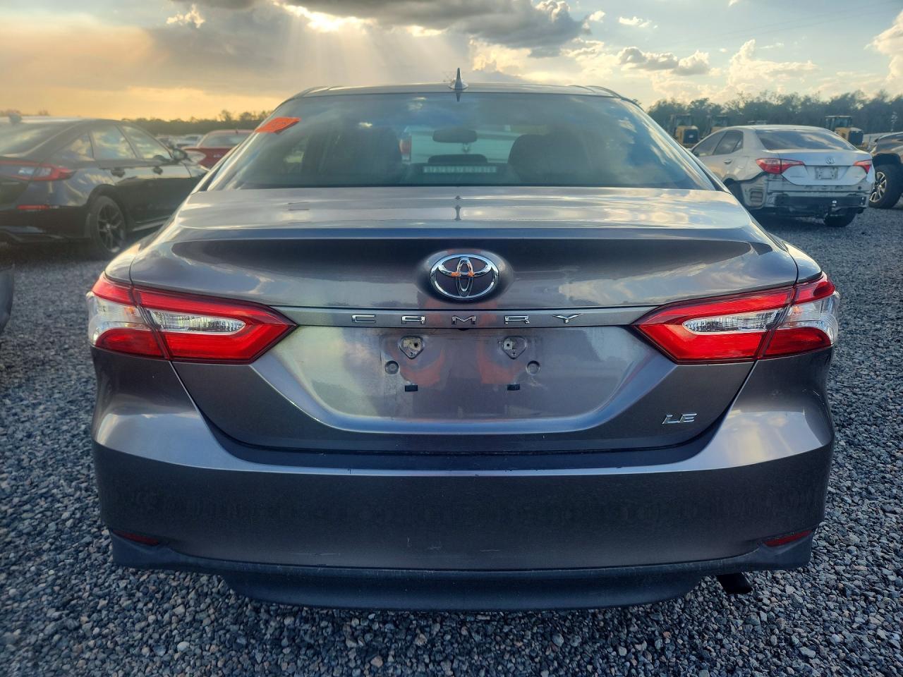 2018 Toyota Camry Le - Фото 6