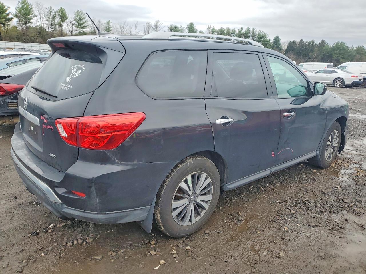 2017 Nissan Pathfinder S - Image 3