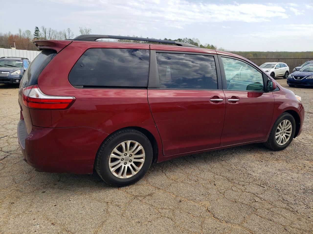 2016 Toyota Sienna Xle 8-Passenger - Image 3