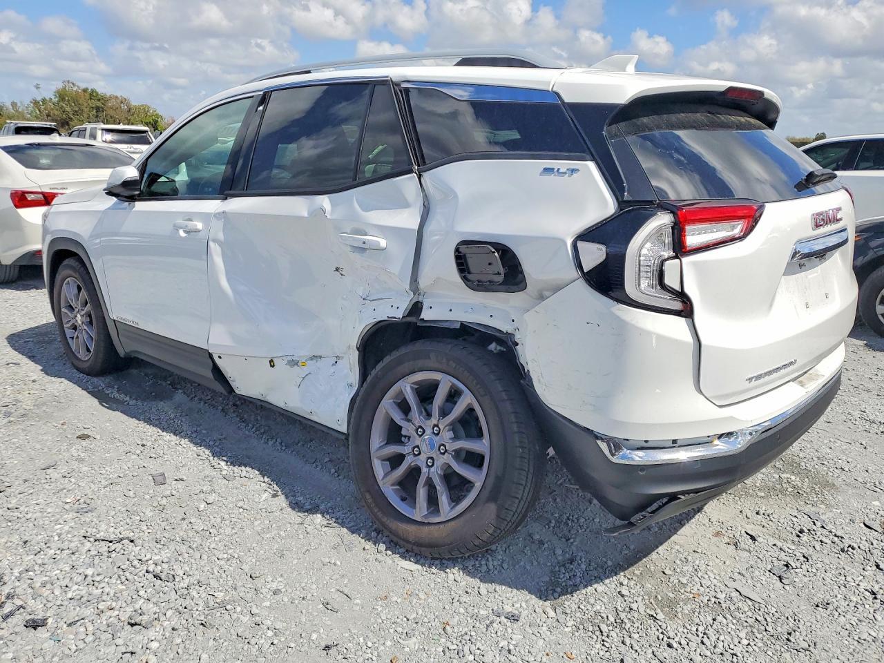 2024 GMC Terrain Slt - Image 2