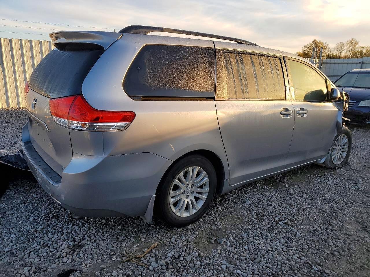 2013 Toyota Sienna Xle 8-Passenger - Фото 3