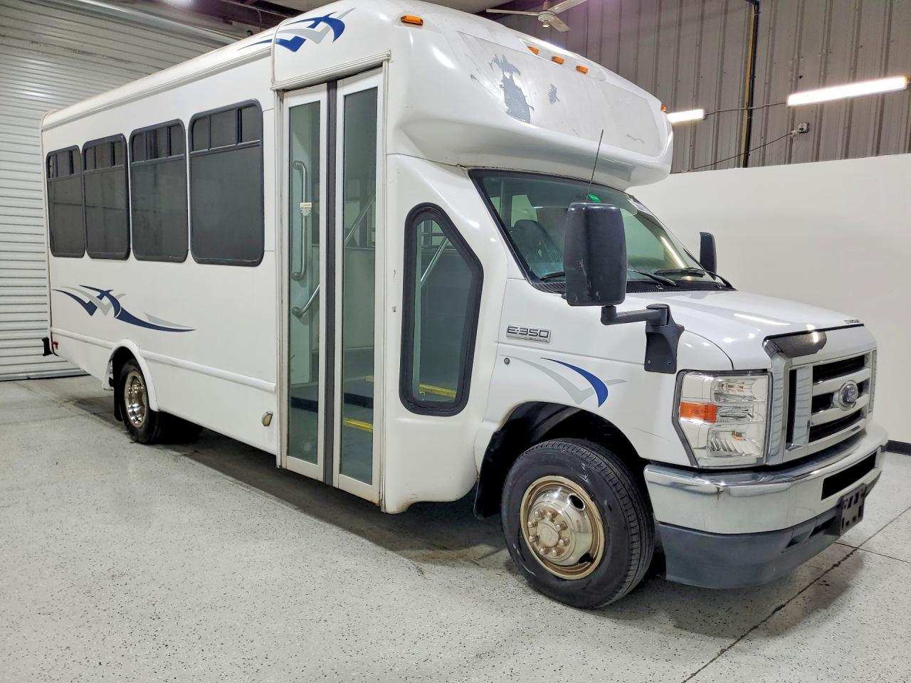 2022 Ford E350 Shuttle Bus - Фото 4
