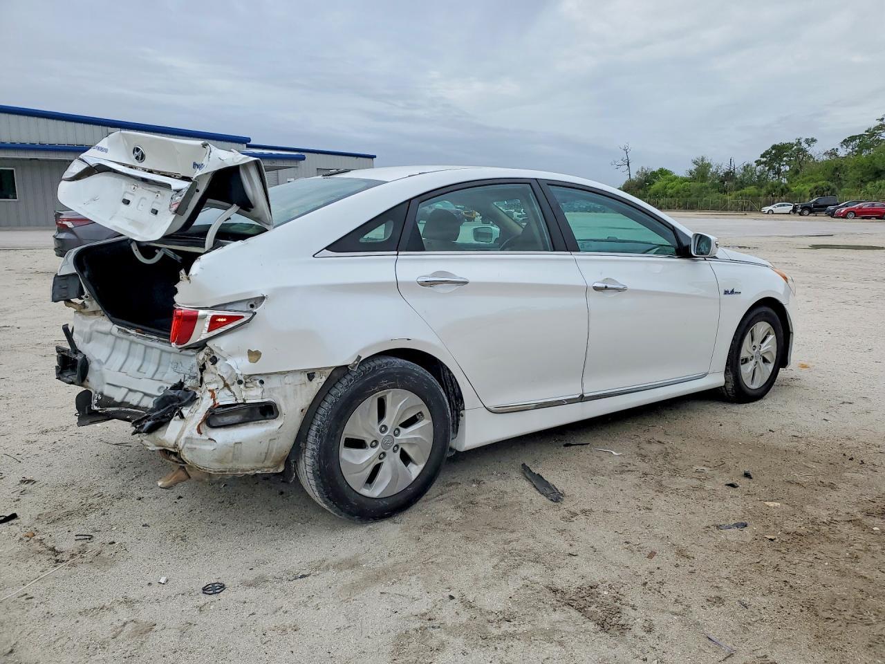 2015 Hyundai Sonata Hybrid Base - Image 3