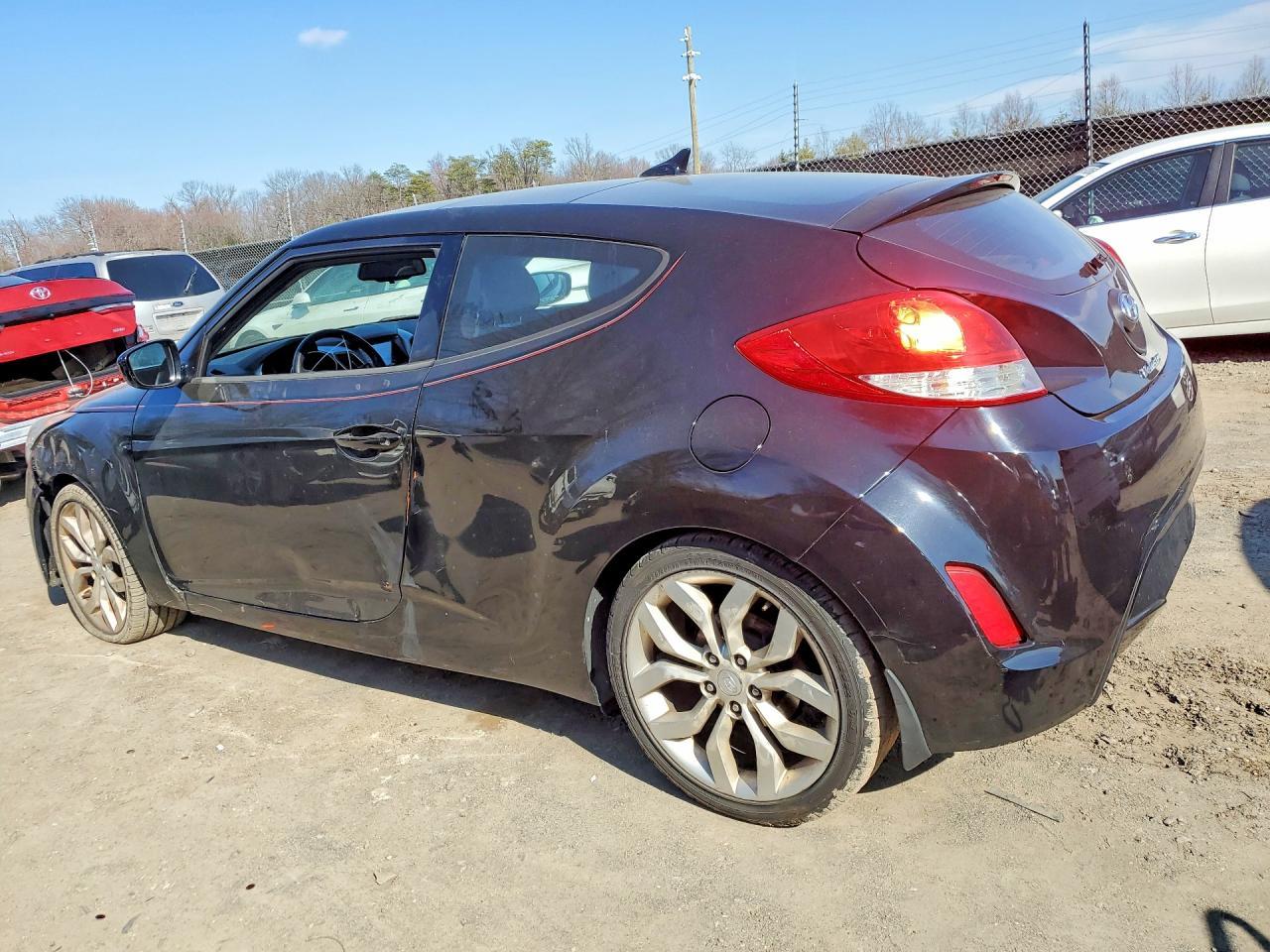 2013 Hyundai Veloster Base - Фото 2