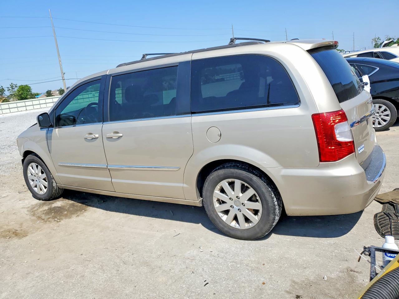2016 Chrysler Town & Country Touring - Фото 2