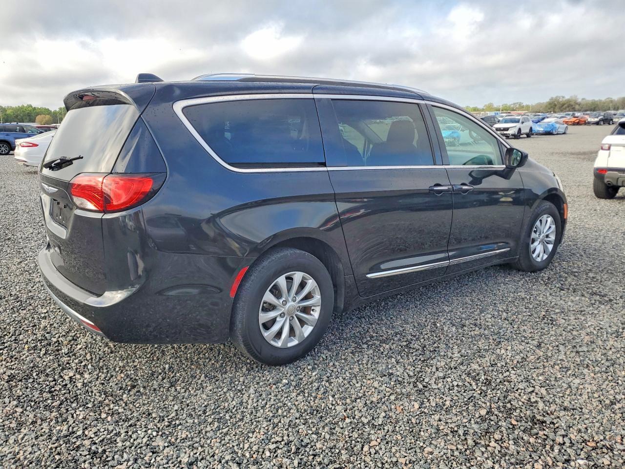 2020 Chrysler Pacifica Touring L - Image 3