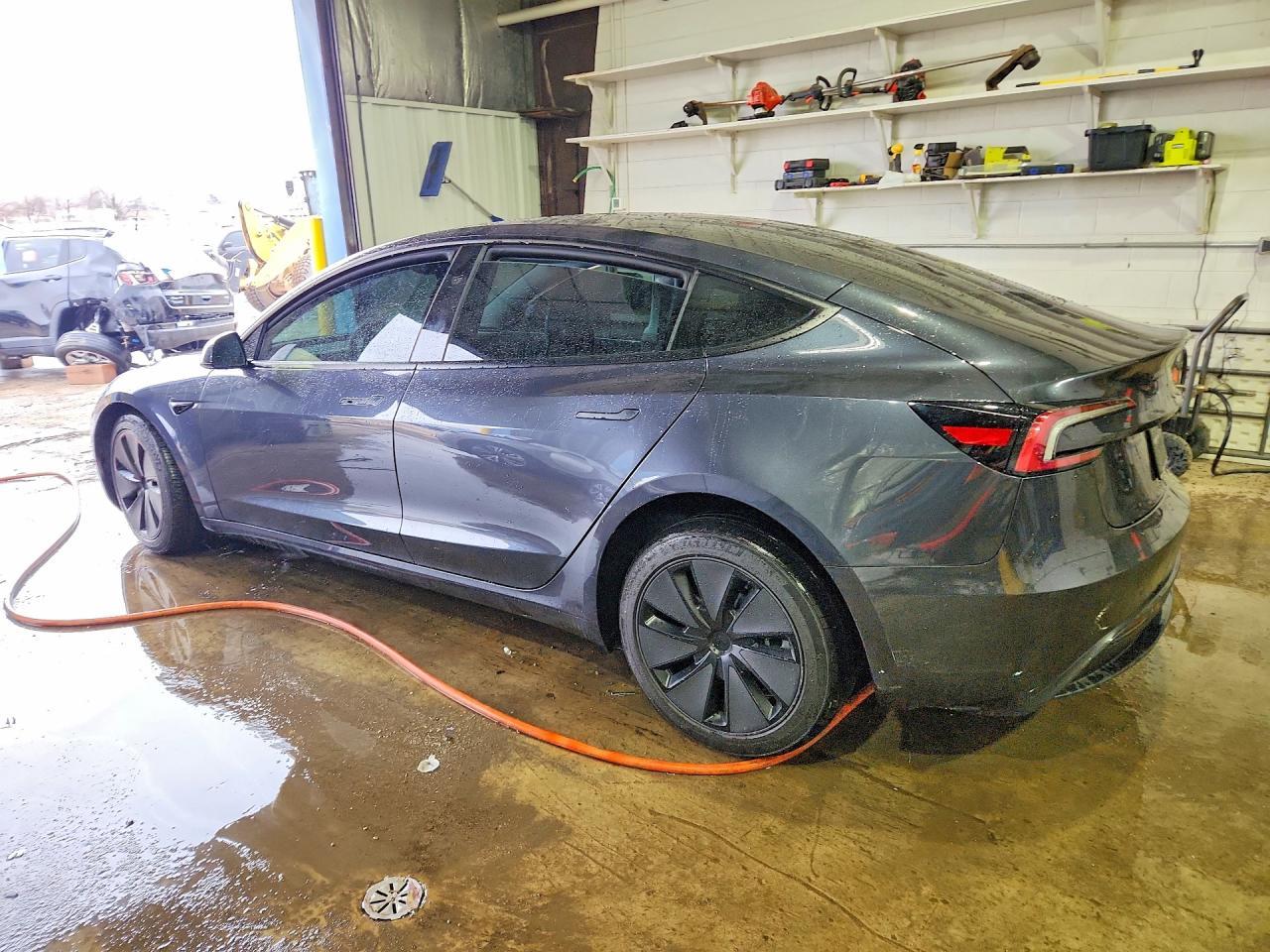 2025 Tesla Model 3 - Фото 2
