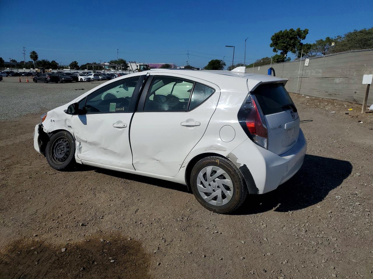 2016 Toyota Prius C Two - Фото 2