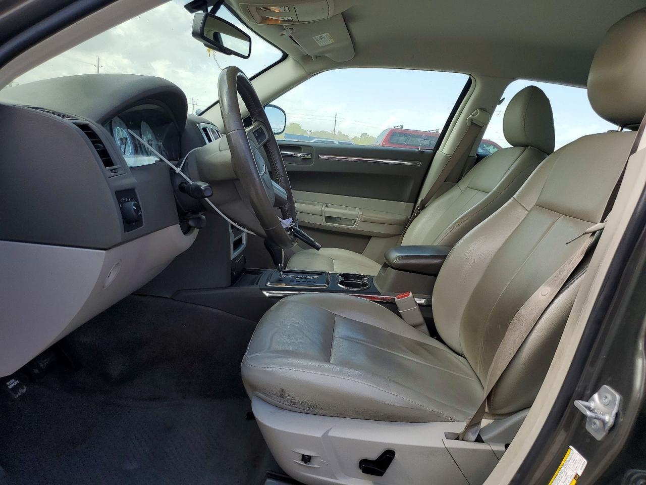 2010 Chrysler 300 Touring - Фото 7