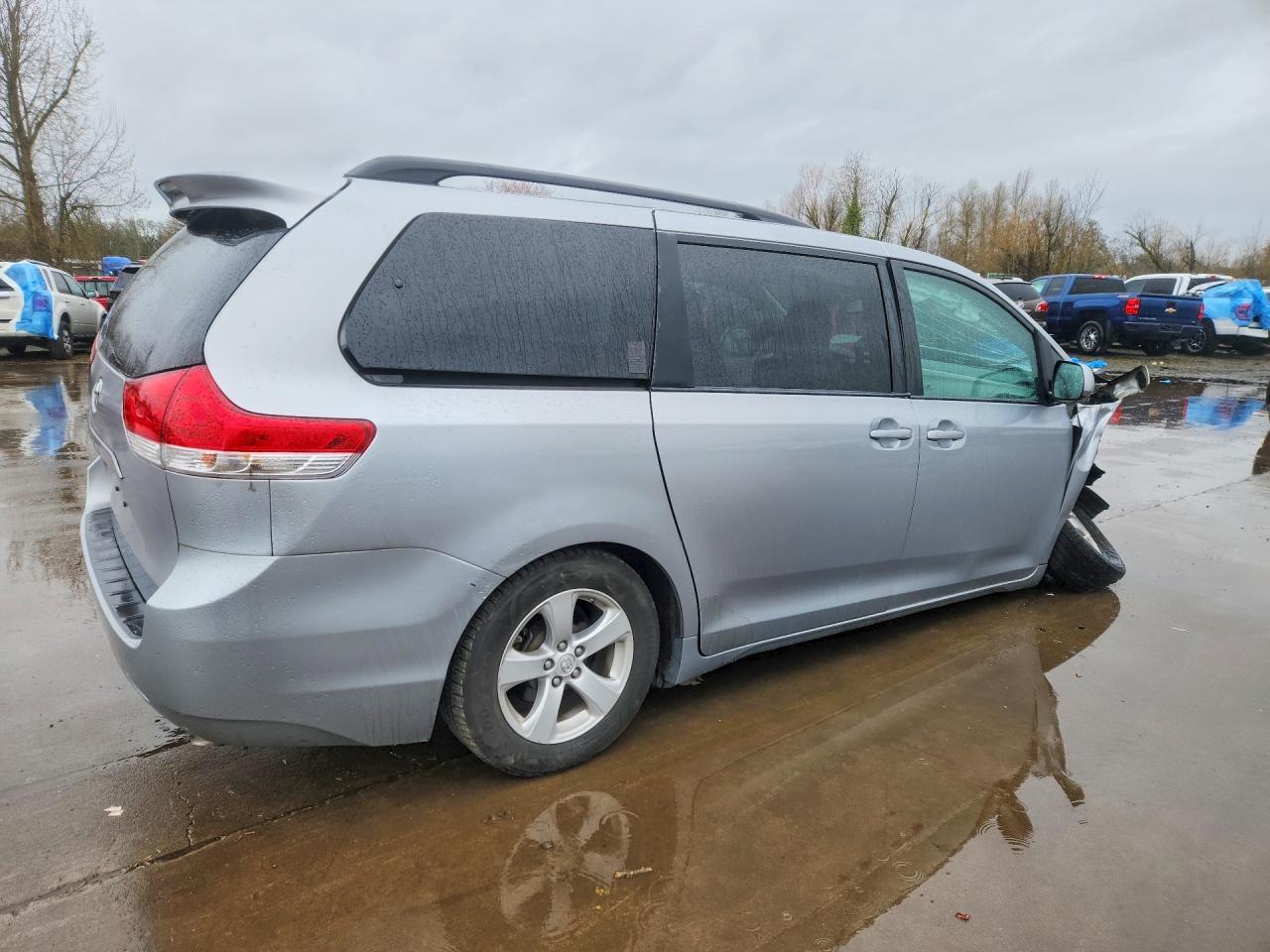 2013 Toyota Sienna Le 8-Passenger - Фото 3