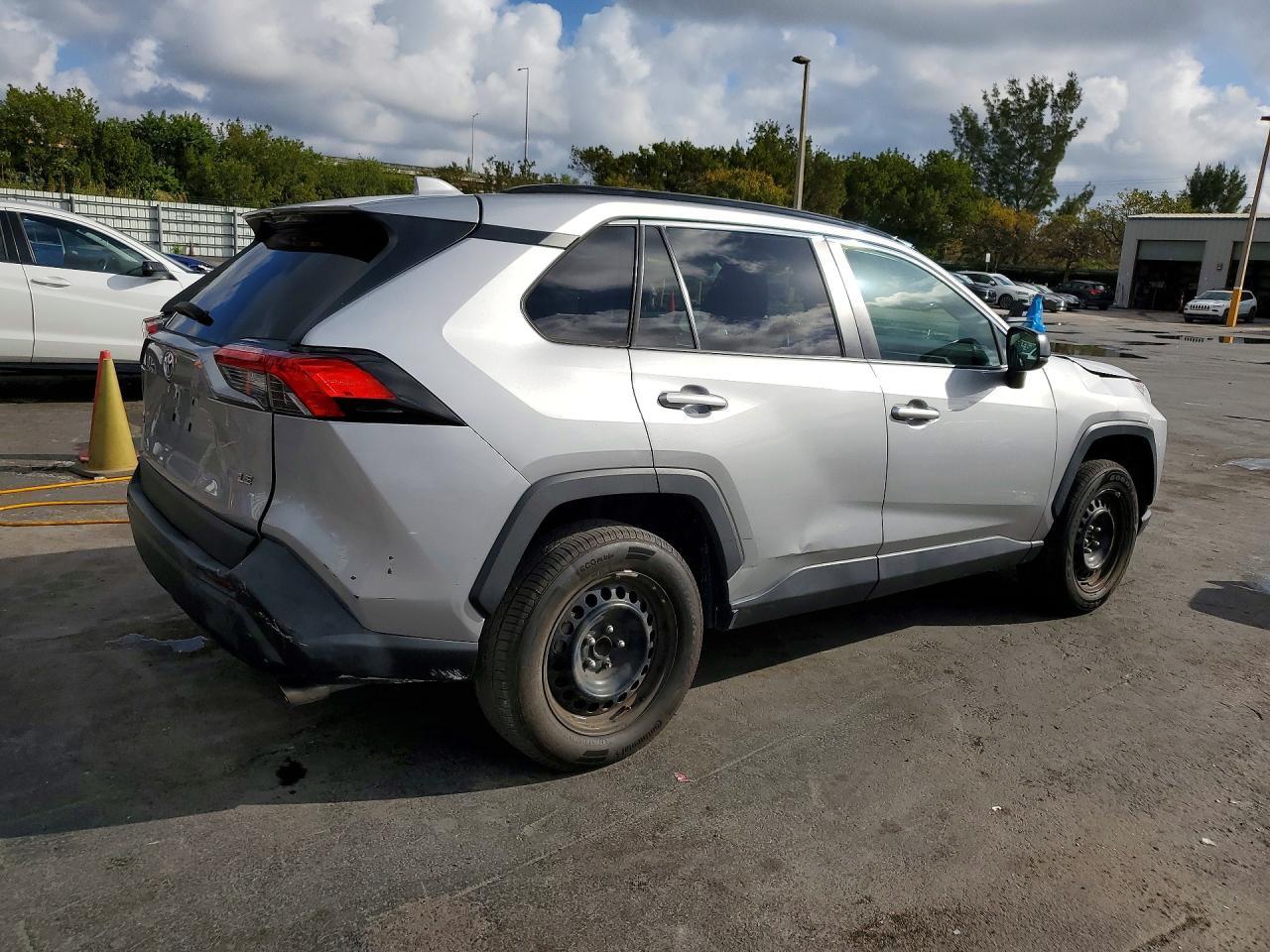 2020 Toyota Rav4 Le - Image 3