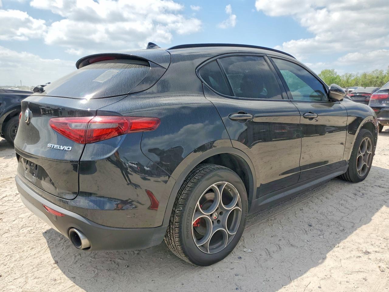 2018 Alfa Romeo Stelvio Ti Sport - Image 3