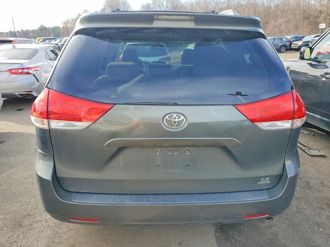 2013 Toyota Sienna Le 7-Passenger - Image 6