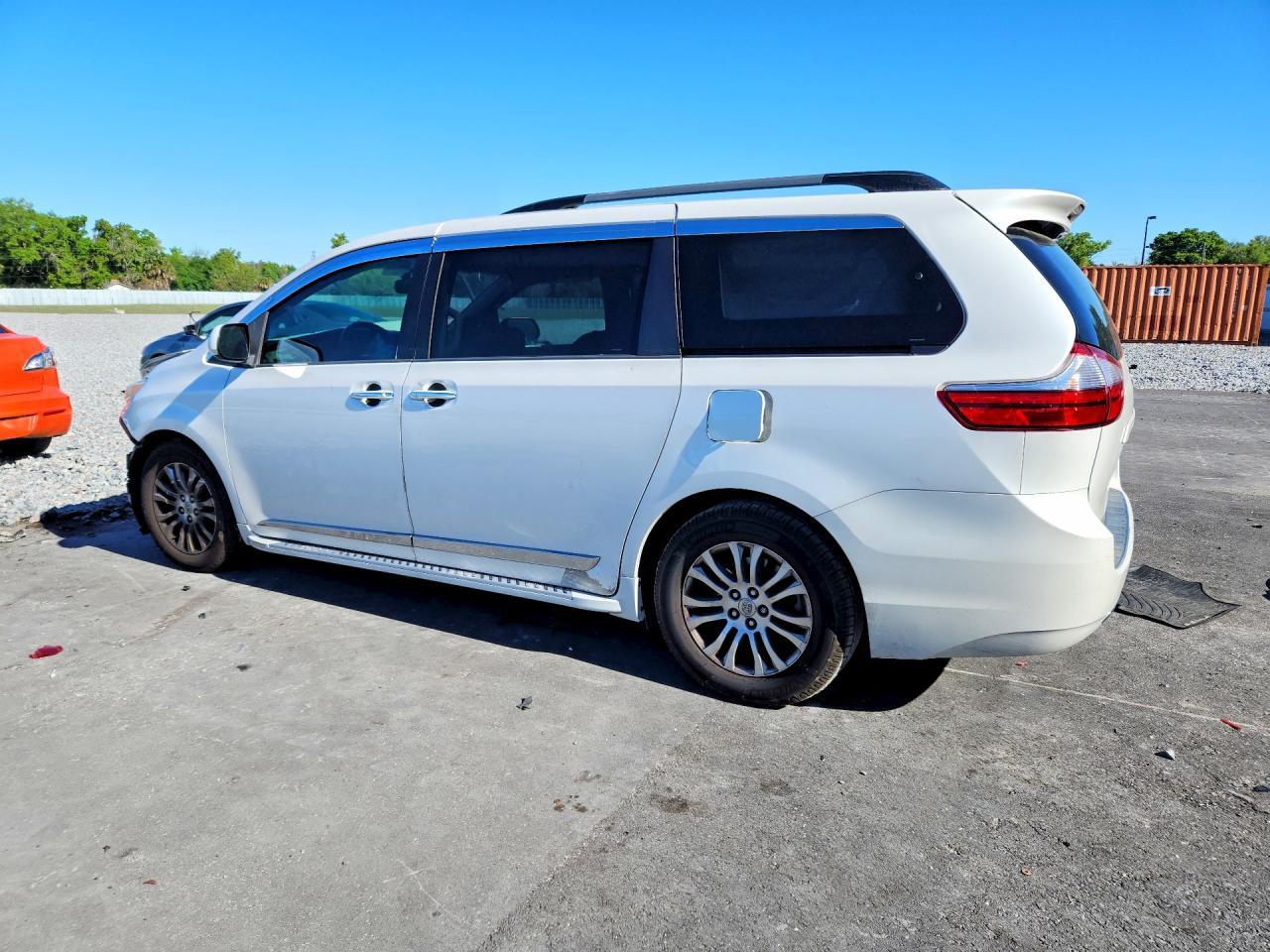 2015 Toyota Sienna Xle 8-Passenger - Фото 2