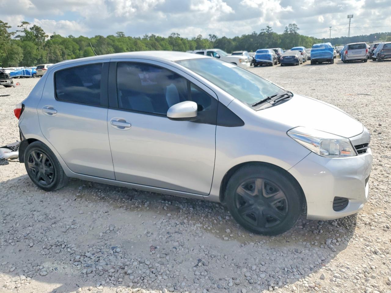2013 Toyota Yaris 5-Door Le - Фото 4