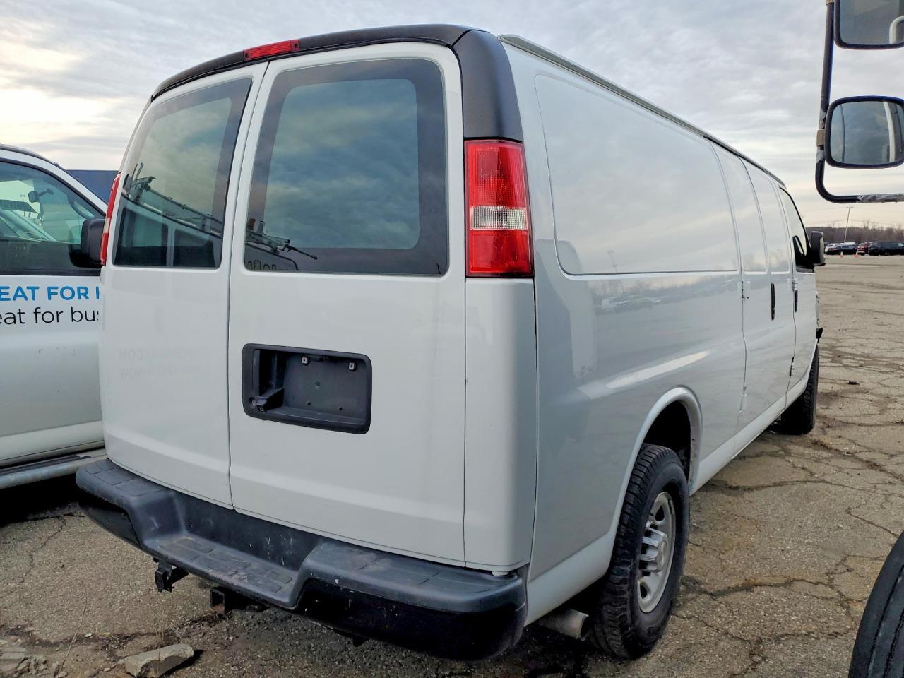 2018 Chevrolet Express G2500 Utility / Service Van - Фото 3