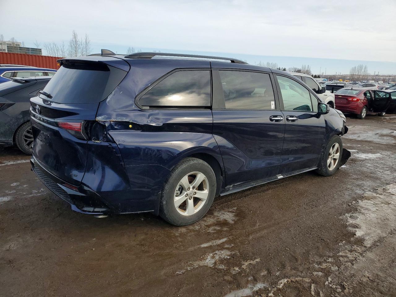 2025 Toyota Sienna Le - Image 3