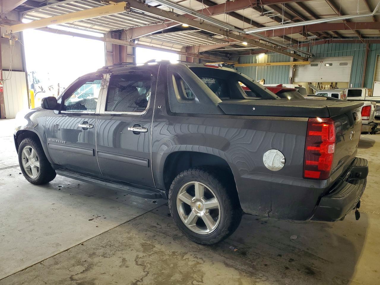 2011 Chevrolet Avalanche Lt - Image 2