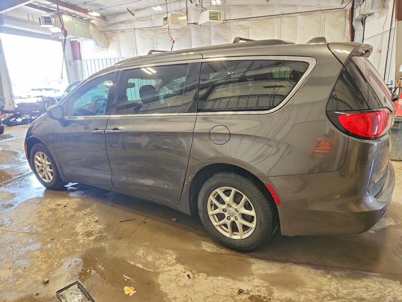 2017 Chrysler Pacifica Touring - Image 2