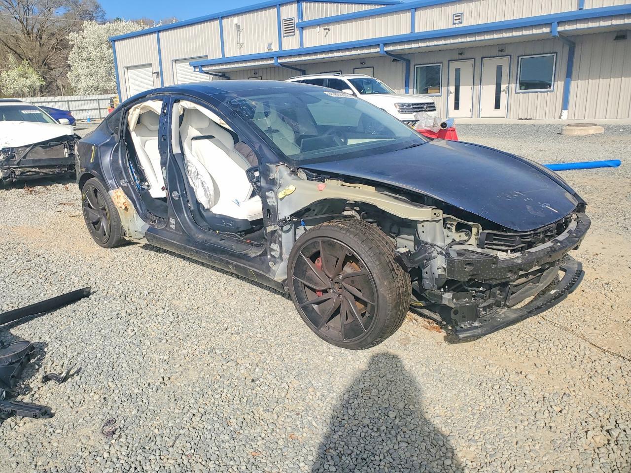 2025 Tesla Model 3 - Фото 4