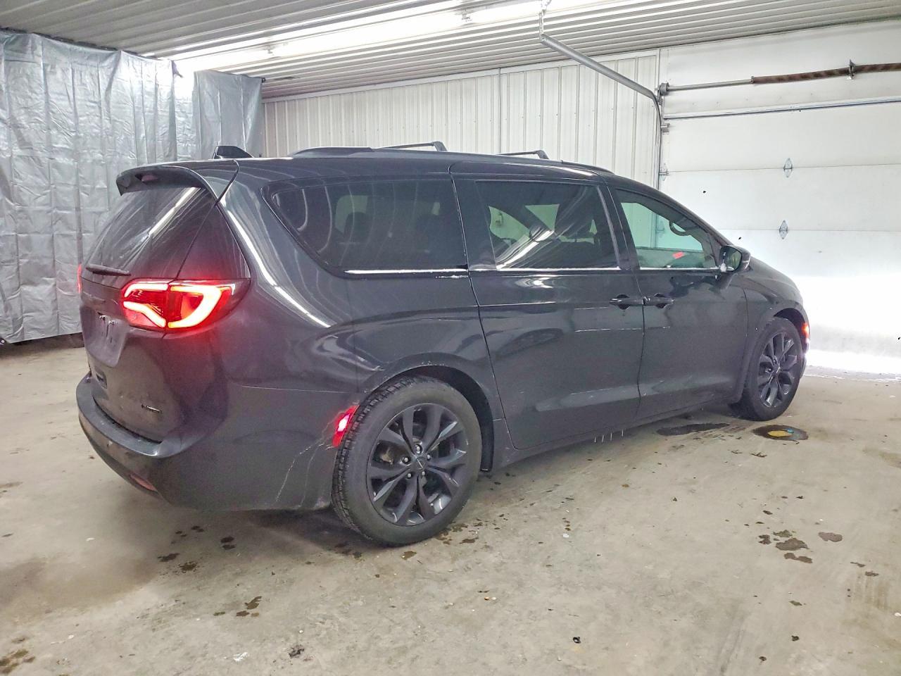 2018 Chrysler Pacifica Limited - Image 3