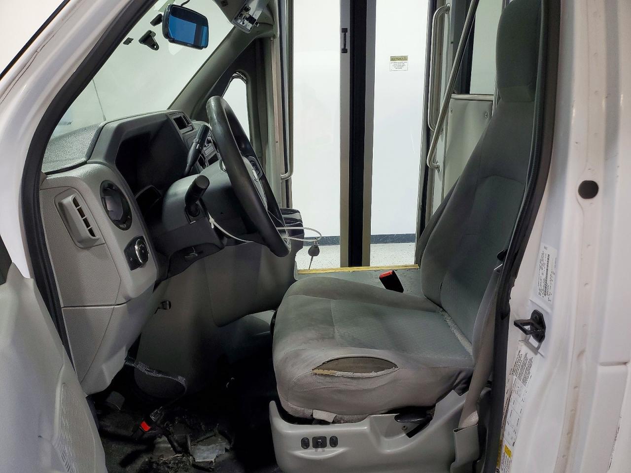 2022 Ford E350 Shuttle Bus - Фото 7