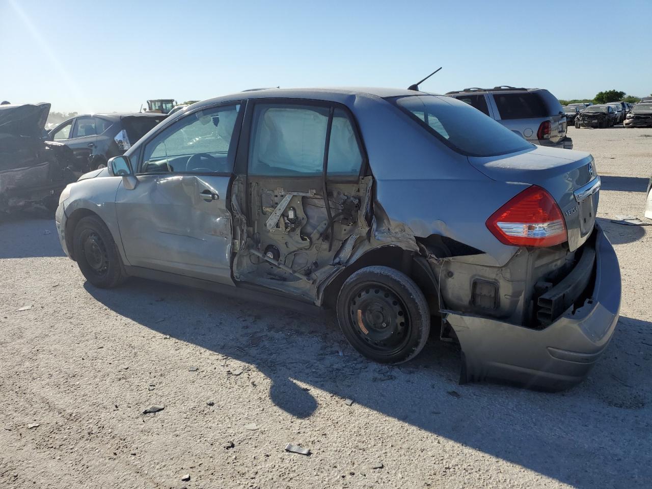 2010 Nissan Versa S - Фото 2