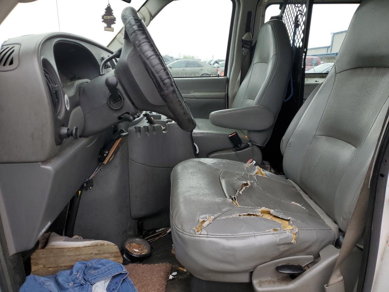 2004 Ford Econoline E250 Van - Фото 7