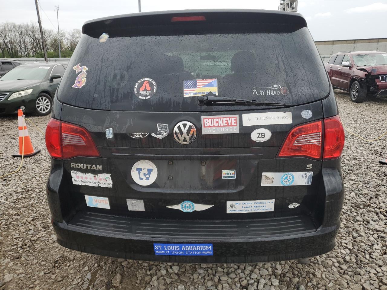 2011 Volkswagen Routan - Image 6