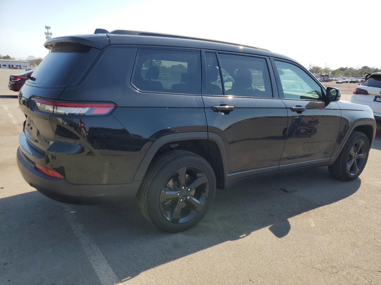 2024 Jeep Grand Cherokee L Laredo - Image 3