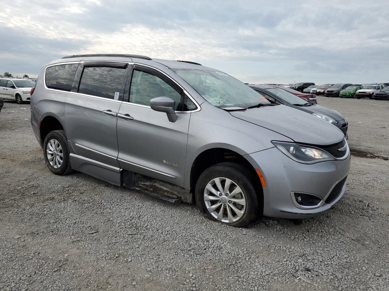 2017 Chrysler Pacifica Touring L - Image 4
