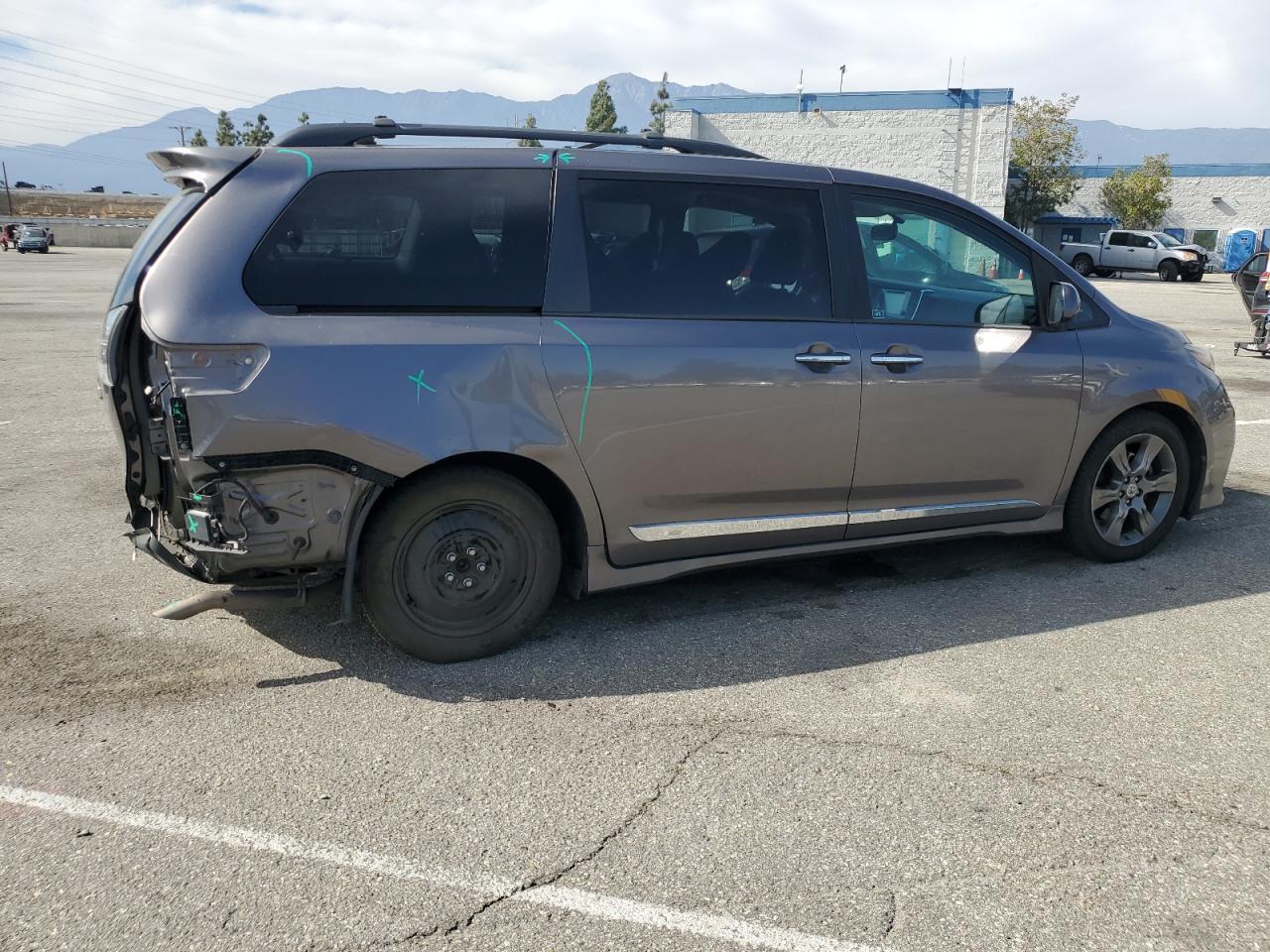 2016 Toyota Sienna Se - Фото 3