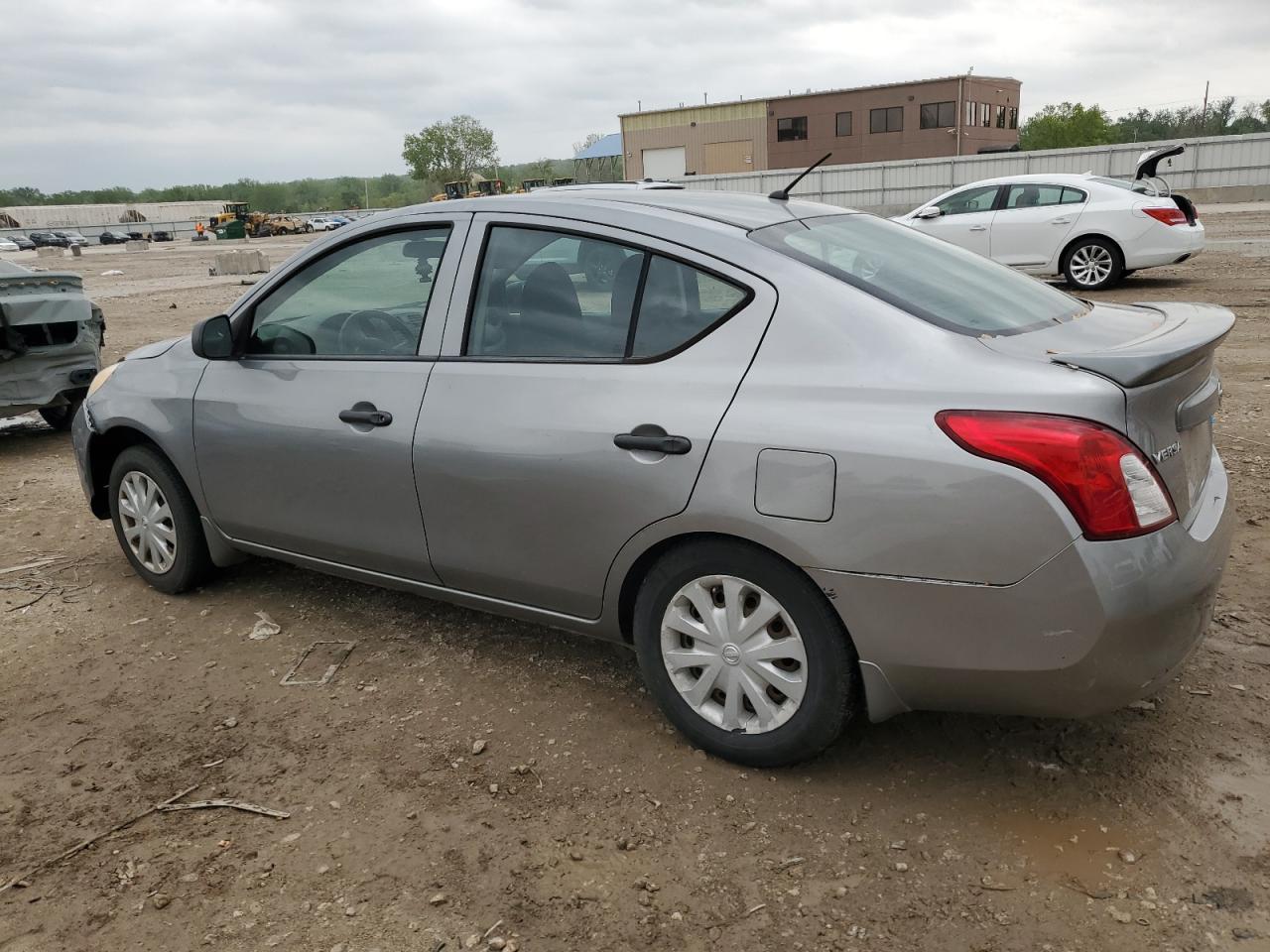2013 Nissan Versa S - Фото 2