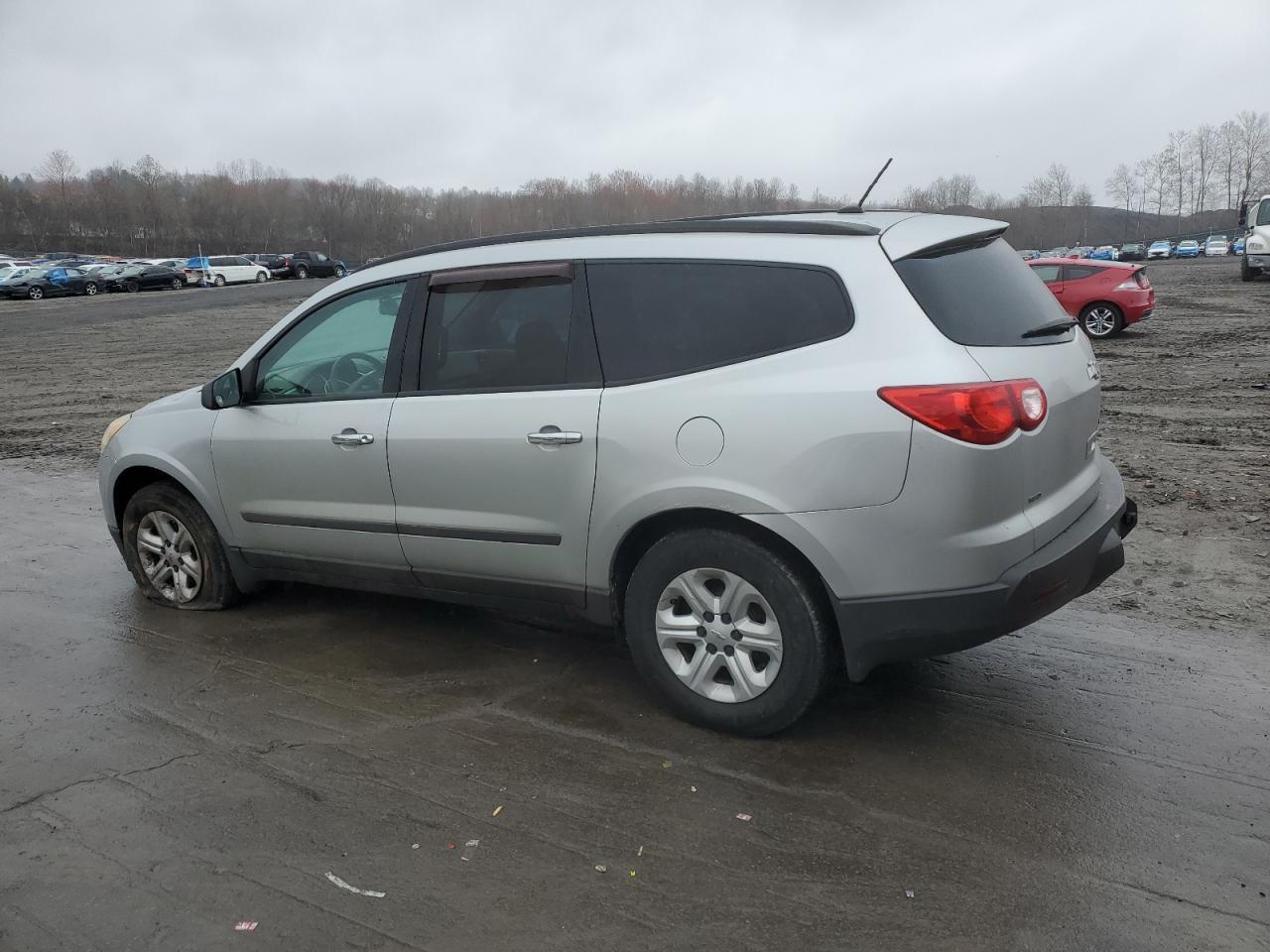 2011 Chevrolet Traverse Ls - Фото 2