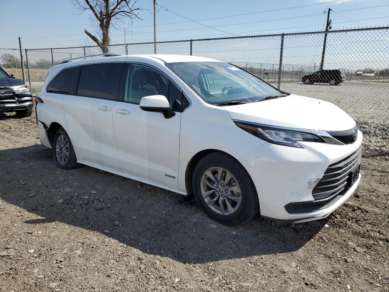 2021 Toyota Sienna Le - Фото 4